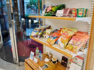 una estantería llena de diferentes tipos de alimentos en Hotel Shin Osaka / Vacation STAY 81525 en Osaka