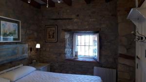 RuiseñadaにあるCASA TINAのベッドと窓のある寝室