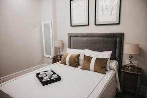 Un dormitorio con una cama con una bandeja de velas. en Apartamento Naiala, en Bilbao