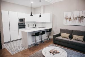 A kitchen or kitchenette at Apartamento Naiala