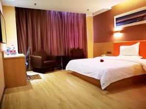 Tempat tidur dalam kamar di 7 Days Premium Linfen Pingyang South Street Branch