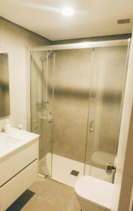 Kúpeľňa v ubytovaní GROS ZURRIOLA BEACH WIFI TERRACE PARKING 20E night