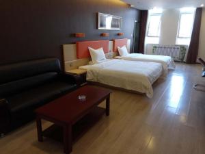 Säng eller sängar i ett rum på 7Days Premium Zhangjiakou Xuanhua Bell Tower High Speed Railway Station Branch