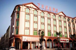 un gran edificio con un cartel en la parte delantera en 7Days Premium Meizhou Fengshun Store en Tangkeng