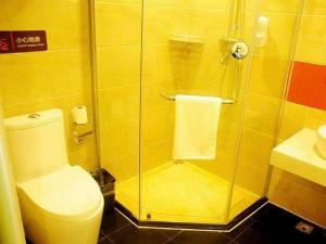 uma casa de banho com um chuveiro, um WC e um lavatório. em 7Days Premium Jinan Shanghe Yujing City Branch em Shang-ho-hsien