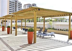 patio z krzesłami oraz pawilon z ławkami w obiekcie Alta Vista Thermas Resort w mieście Caldas Novas