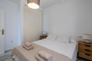 Łóżko lub łóżka w pokoju w obiekcie Sur Suites Torremolinos