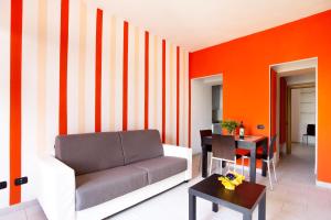 a living room with an orange and white striped wall at Apartments Tellaro in Tellaro