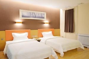 Habitación de hotel con 2 camas con sábanas blancas en 7Days Premium Shijiazhuang East Railway Station Shenghe Square Branch, en Shijiazhuang