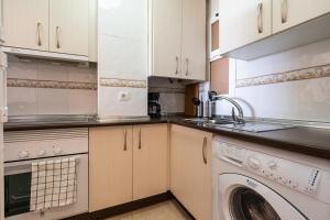 Kuchnia lub aneks kuchenny w obiekcie Sur Suites Torremolinos