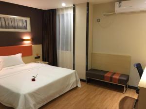 מיטה או מיטות בחדר ב-7Days Premium Huanggang Walking Street Branch