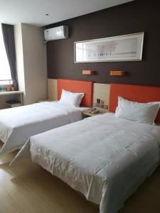 Voodi või voodid majutusasutuse 7Days Premium Shijiazhuang Luquan Shangzhuang Branch toas