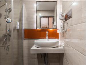Phòng tắm tại 7Days Premium Kunming New Asia Sports City Subway Station Branch +23 ảnh