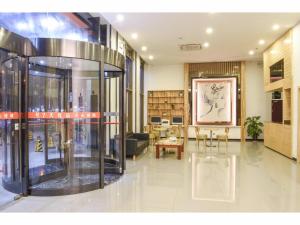 une grande salle avec une vitrine dans un bâtiment dans l'établissement 7Days Premium Huzhou Nanxun Ancient Town Branch, à Huzhou