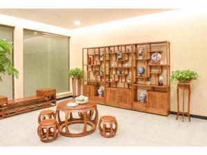een kamer met een tafel en stoelen en een plank bij 7Days Premium Huzhou Nanxun Ancient Town Branch in Huzhou