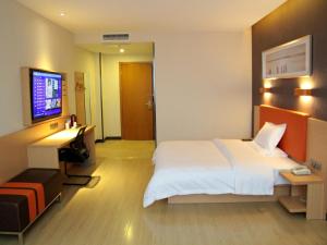 A bed or beds in a room at 7Days Premium Leshan Qianwei Fengye Fortune Center Branch