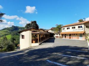 an empty parking lot in front of a building at Pousada Caminho das Aguas in Lindóia