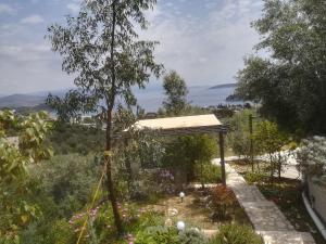 Foto dalla galleria di Stone House in olive grove a Tolo