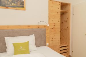Ein Bett oder Betten in einem Zimmer der Unterkunft Landhotel Moshammer