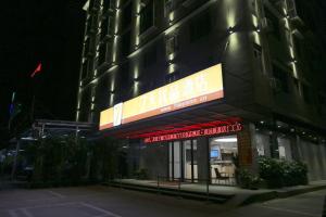 ein Gebäude mit einem Schild an der Seite in der Unterkunft 7 Days PremiumQingyuan Yinzhan Hot Springs [High-end Budget Hotel] in Zhuyuan