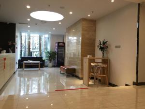 Lobbyen eller receptionen på 7Days Premium Yibin Riverside Branch