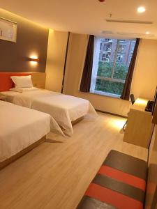 En eller flere senge i et værelse på 7Days Premium Yibin Riverside Branch