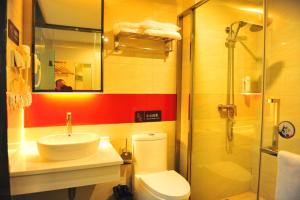 une salle de bain avec un lavabo, des toilettes et une douche dans l'établissement 7Days Premium Chongqing Tongliang District Government Pedestrian Street Branch, à Tongliang