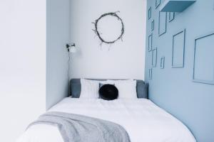 Posteľ alebo postele v izbe v ubytovaní Orange Glow Boutique Apartments #47 by Goodnite cz - City