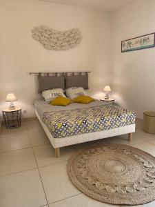 Ein Bett oder Betten in einem Zimmer der Unterkunft Le Jacaranda