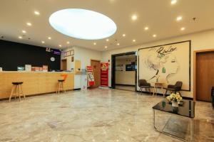 Lobby o reception area sa 7Days Premium Zhengzhou Songshan Road Rose Park Subway Station Branch