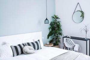 Posteľ alebo postele v izbe v ubytovaní Orange Glow Boutique Apartments #47 by Goodnite cz - City