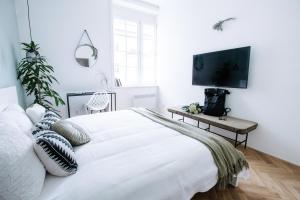 Postel nebo postele na pokoji v ubytování Orange Glow Boutique Apartments #47 by Goodnite cz - City