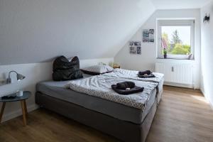 een slaapkamer met een bed met twee handdoeken erop bij Dein Sylt in Westerland