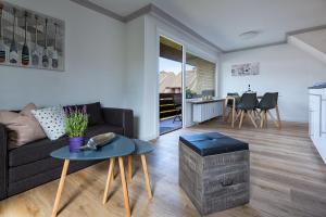 een woonkamer met een bank en een tafel bij Dein Sylt in Westerland