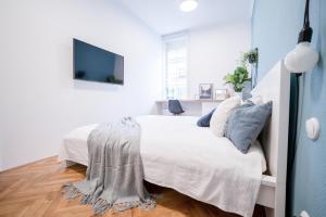 Posteľ alebo postele v izbe v ubytovaní Orange Glow Boutique Apartments #47 by Goodnite cz - City