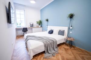 Posteľ alebo postele v izbe v ubytovaní Orange Glow Boutique Apartments #47 by Goodnite cz - City