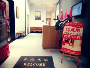 um corredor com um sinal de boas-vindas num edifício em 7Days Premium Chongqing Qijiang District Government Branch em Qijiang