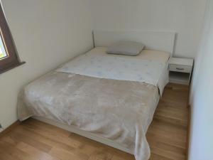 - une petite chambre avec un lit dans l'établissement Panoramic view apartments Crikvenica, à Crikvenica