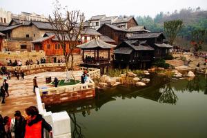 Un groupe de personnes debout à côté d'une masse d'eau dans l'établissement 7Days Premium Chongqing Liangjiang New District Yufu Industrial Park Yuzui Branch, à Chongqing