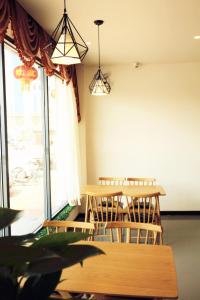 Huailai的住宿－7天优品.张家口怀来县沙城店，窗户客房内的桌椅