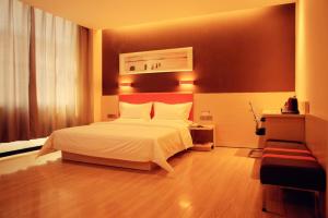 een slaapkamer met een groot wit bed en een raam bij 7Days Premium Zhangjiakou Huailai County Shacheng Branch in Huailai +28 foto's