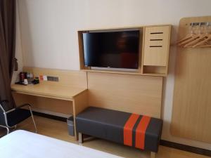 Televisyen dan/atau pusat hiburan di 7Days Premium Yantai Penglai New Bus Station Branch