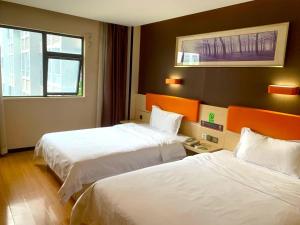 מיטה או מיטות בחדר ב-7Days Premium Shenzhen Songgang Yanchuan Branch