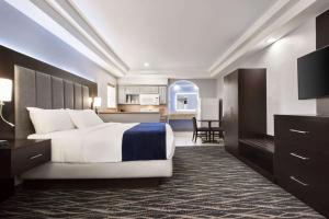 Afbeelding uit fotogalerij van Days Inn & Suites by Wyndham Houston Hobby Airport in Houston