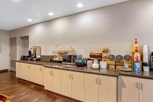 Kitchen o kitchenette sa La Quinta by Wyndham Cleburne