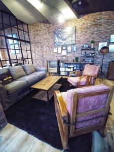 - un salon avec un canapé et une table dans l'établissement LOFT 57 CENTRUM, à Olsztyn