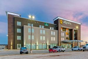 a building with cars parked in front of it at La Quinta by Wyndham Sweetwater East in Sweetwater