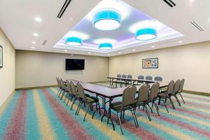 uma sala de conferências com mesa e cadeiras em La Quinta by Wyndham Sweetwater East em Sweetwater