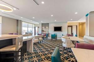 a restaurant with chairs and tables and a bar at La Quinta by Wyndham Sweetwater East in Sweetwater