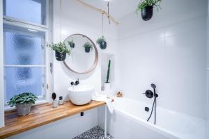 Kúpeľňa v ubytovaní Orange Glow Boutique Apartments #47 by Goodnite cz - City + 37 fotografií